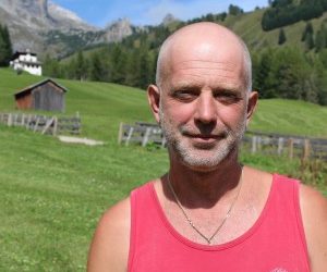 Una cavalla di razza rara si prende cura della montagna
